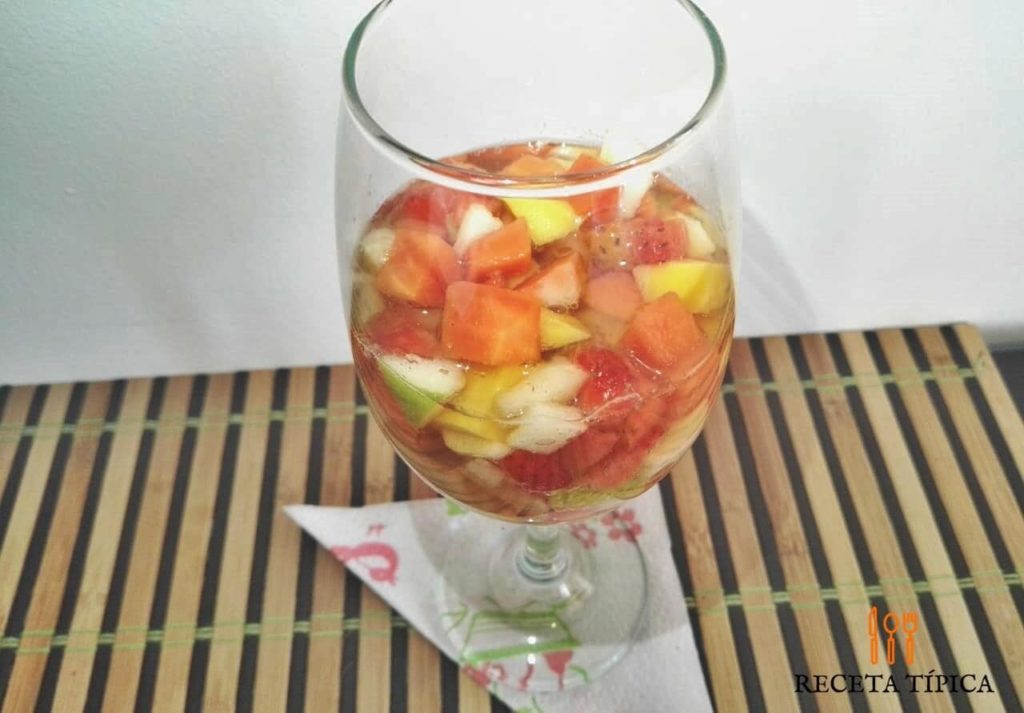 Glass with Fruit Cocktail or Cóctel de Frutas