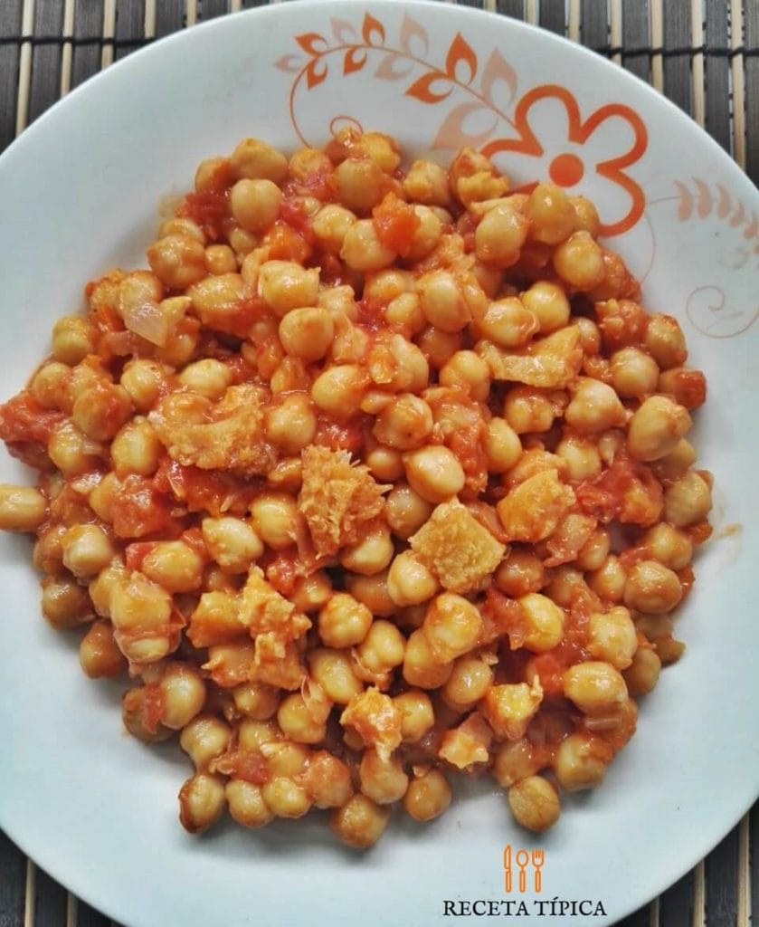 Dish with chickpeas with tripe